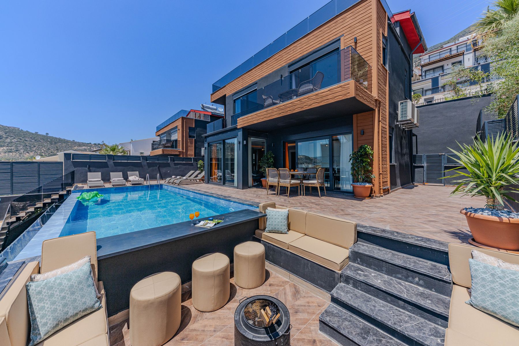 Terrasse extérieure avec sol carrelé