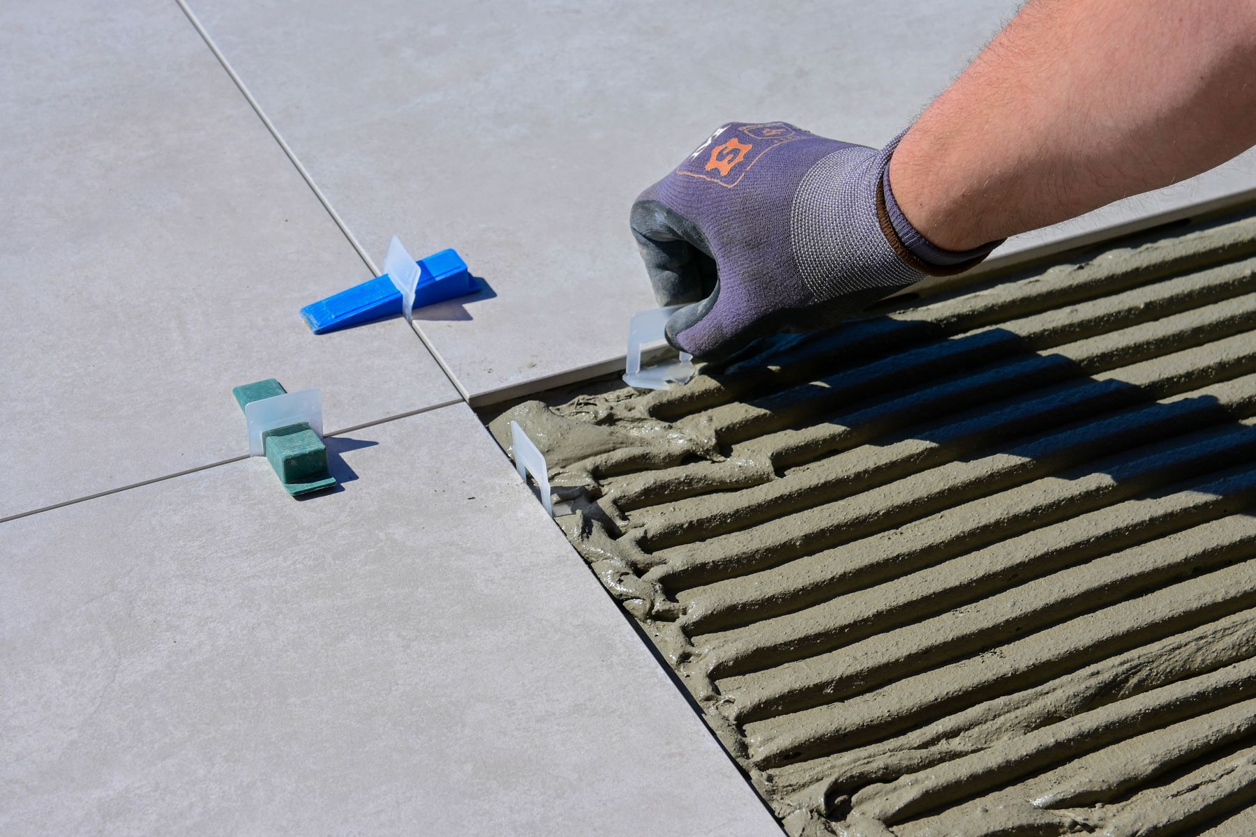 Pose de carrelage avec système de nivellement
